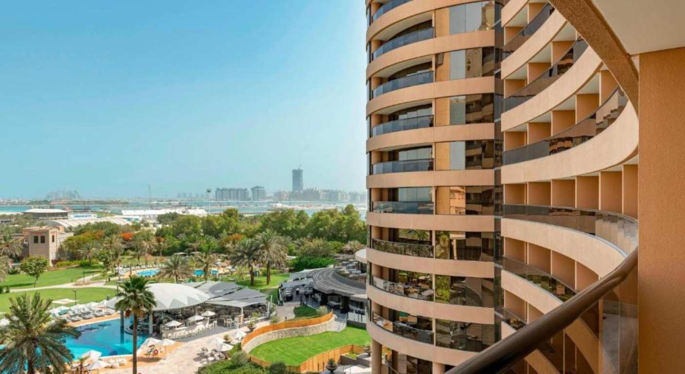 Luxury beachfront view from Grosvenor House and Le Royal Méridien Beach Resort Dubai