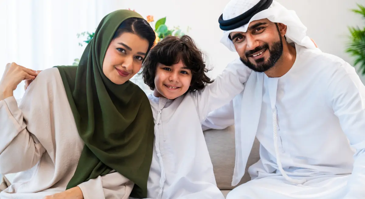 uae family portrait in traditional dress