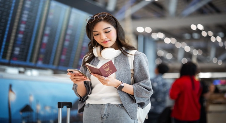 Tourist in Dubai planning travel dates and return journey during a UAE visit