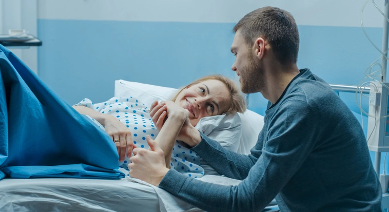 Pregnant woman with her partner in a Dubai hospital before delivery