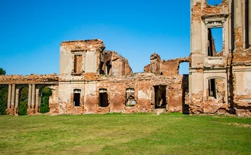The ruined Ak-Saray palace of Tamerlane in Shakhrisabz, Uzbekistan