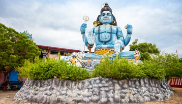Hindu temple and Lord Shiva statue featured on Sri Lanka Ramayana tour packages
